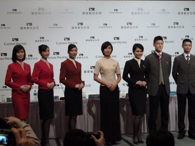 Cathay Pacific สายการบินห้าดาวระดับโลกของฮ่องกง พร้อมชุด uniform สีแดงแจ๊ดสดใส อาจดูเรียบๆแต่ซ่อนเสน่ห์แบบจีนผสมตะวันตกไว้อย่างสมบูรณ์แบบ