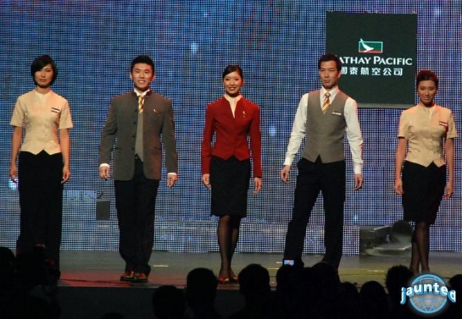 Cathay Pacific สายการบินห้าดาวระดับโลกของฮ่องกง พร้อมชุด uniform สีแดงแจ๊ดสดใส อาจดูเรียบๆแต่ซ่อนเสน่ห์แบบจีนผสมตะวันตกไว้อย่างสมบูรณ์แบบ