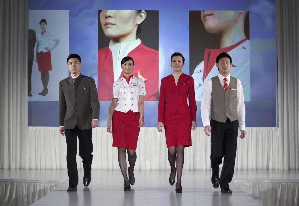 Cathay Pacific สายการบินห้าดาวระดับโลกของฮ่องกง พร้อมชุด uniform สีแดงแจ๊ดสดใส อาจดูเรียบๆแต่ซ่อนเสน่ห์แบบจีนผสมตะวันตกไว้อย่างสมบูรณ์แบบ