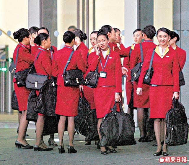 Cathay Pacific สายการบินห้าดาวระดับโลกของฮ่องกง พร้อมชุด uniform สีแดงแจ๊ดสดใส อาจดูเรียบๆแต่ซ่อนเสน่ห์แบบจีนผสมตะวันตกไว้อย่างสมบูรณ์แบบ