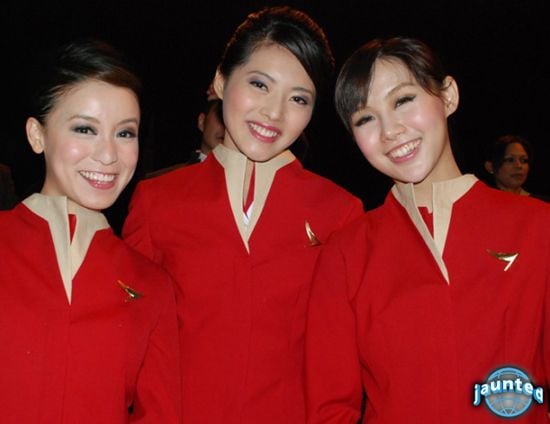 Cathay Pacific สายการบินห้าดาวระดับโลกของฮ่องกง พร้อมชุด uniform สีแดงแจ๊ดสดใส อาจดูเรียบๆแต่ซ่อนเสน่ห์แบบจีนผสมตะวันตกไว้อย่างสมบูรณ์แบบ