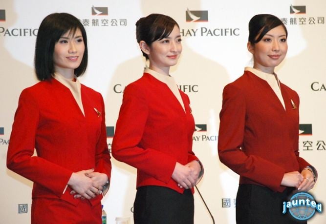 Cathay Pacific สายการบินห้าดาวระดับโลกของฮ่องกง พร้อมชุด uniform สีแดงแจ๊ดสดใส อาจดูเรียบๆแต่ซ่อนเสน่ห์แบบจีนผสมตะวันตกไว้อย่างสมบูรณ์แบบ