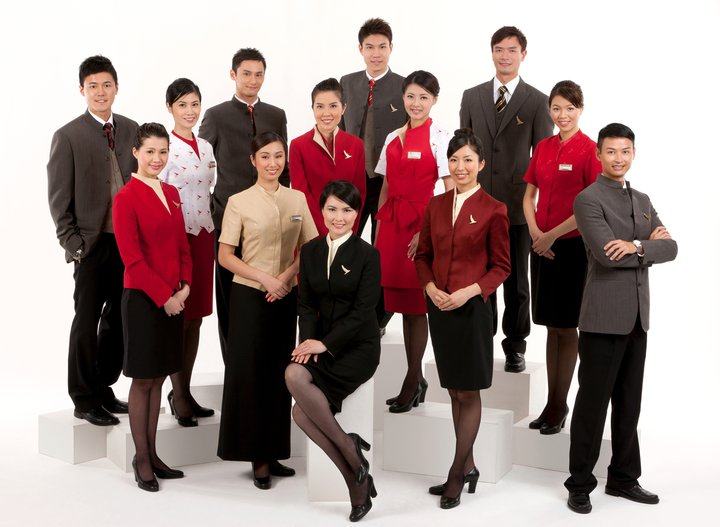 Cathay Pacific สายการบินห้าดาวระดับโลกของฮ่องกง พร้อมชุด uniform สีแดงแจ๊ดสดใส อาจดูเรียบๆแต่ซ่อนเสน่ห์แบบจีนผสมตะวันตกไว้อย่างสมบูรณ์แบบ