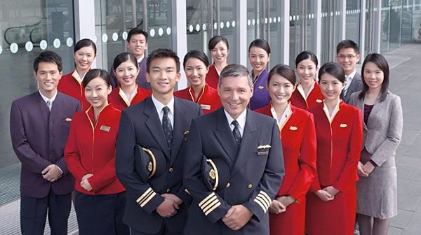 Cathay Pacific สายการบินห้าดาวระดับโลกของฮ่องกง พร้อมชุด uniform สีแดงแจ๊ดสดใส อาจดูเรียบๆแต่ซ่อนเสน่ห์แบบจีนผสมตะวันตกไว้อย่างสมบูรณ์แบบ