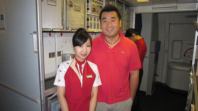 Cathay Pacific สายการบินห้าดาวระดับโลกของฮ่องกง พร้อมชุด uniform สีแดงแจ๊ดสดใส อาจดูเรียบๆแต่ซ่อนเสน่ห์แบบจีนผสมตะวันตกไว้อย่างสมบูรณ์แบบ