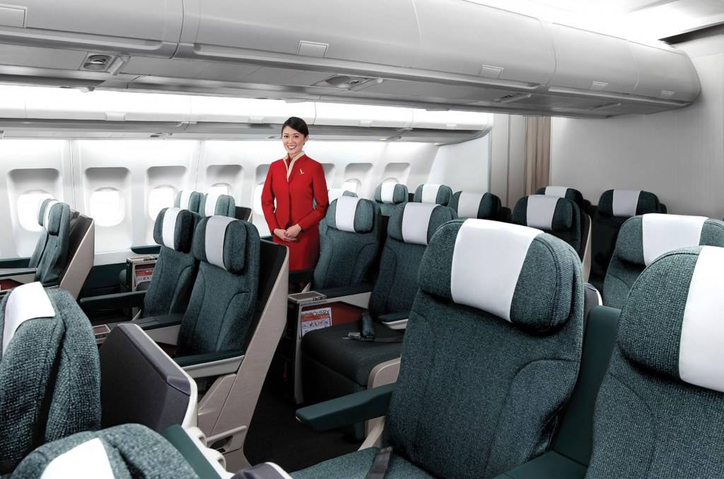 Cathay Pacific สายการบินห้าดาวระดับโลกของฮ่องกง พร้อมชุด uniform สีแดงแจ๊ดสดใส อาจดูเรียบๆแต่ซ่อนเสน่ห์แบบจีนผสมตะวันตกไว้อย่างสมบูรณ์แบบ