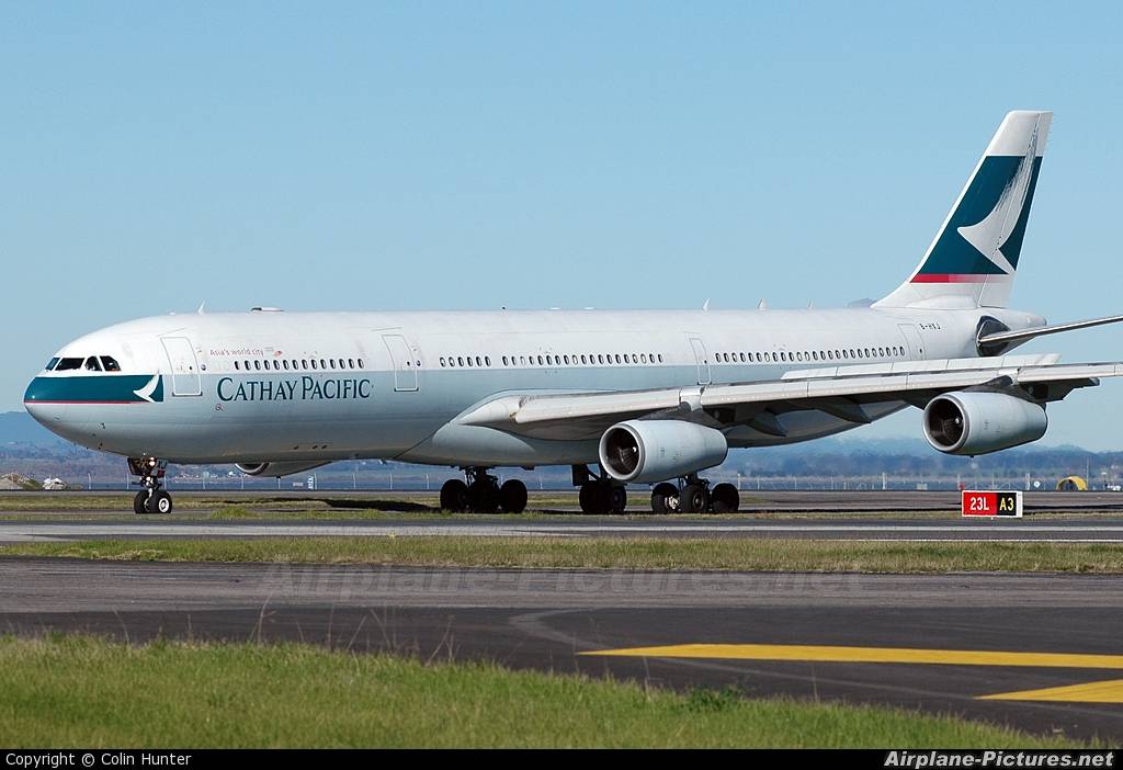 Cathay Pacific สายการบินห้าดาวระดับโลกของฮ่องกง พร้อมชุด uniform สีแดงแจ๊ดสดใส อาจดูเรียบๆแต่ซ่อนเสน่ห์แบบจีนผสมตะวันตกไว้อย่างสมบูรณ์แบบ