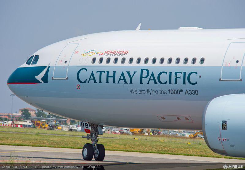 Cathay Pacific สายการบินห้าดาวระดับโลกของฮ่องกง พร้อมชุด uniform สีแดงแจ๊ดสดใส อาจดูเรียบๆแต่ซ่อนเสน่ห์แบบจีนผสมตะวันตกไว้อย่างสมบูรณ์แบบ