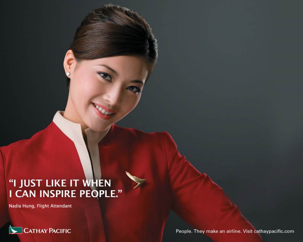 Cathay Pacific สายการบินห้าดาวระดับโลกของฮ่องกง พร้อมชุด uniform สีแดงแจ๊ดสดใส อาจดูเรียบๆแต่ซ่อนเสน่ห์แบบจีนผสมตะวันตกไว้อย่างสมบูรณ์แบบ