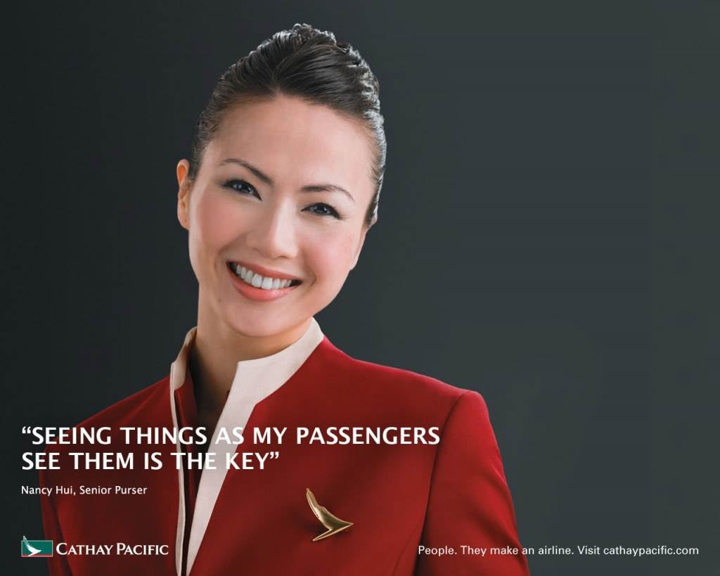 Cathay Pacific สายการบินห้าดาวระดับโลกของฮ่องกง พร้อมชุด uniform สีแดงแจ๊ดสดใส อาจดูเรียบๆแต่ซ่อนเสน่ห์แบบจีนผสมตะวันตกไว้อย่างสมบูรณ์แบบ