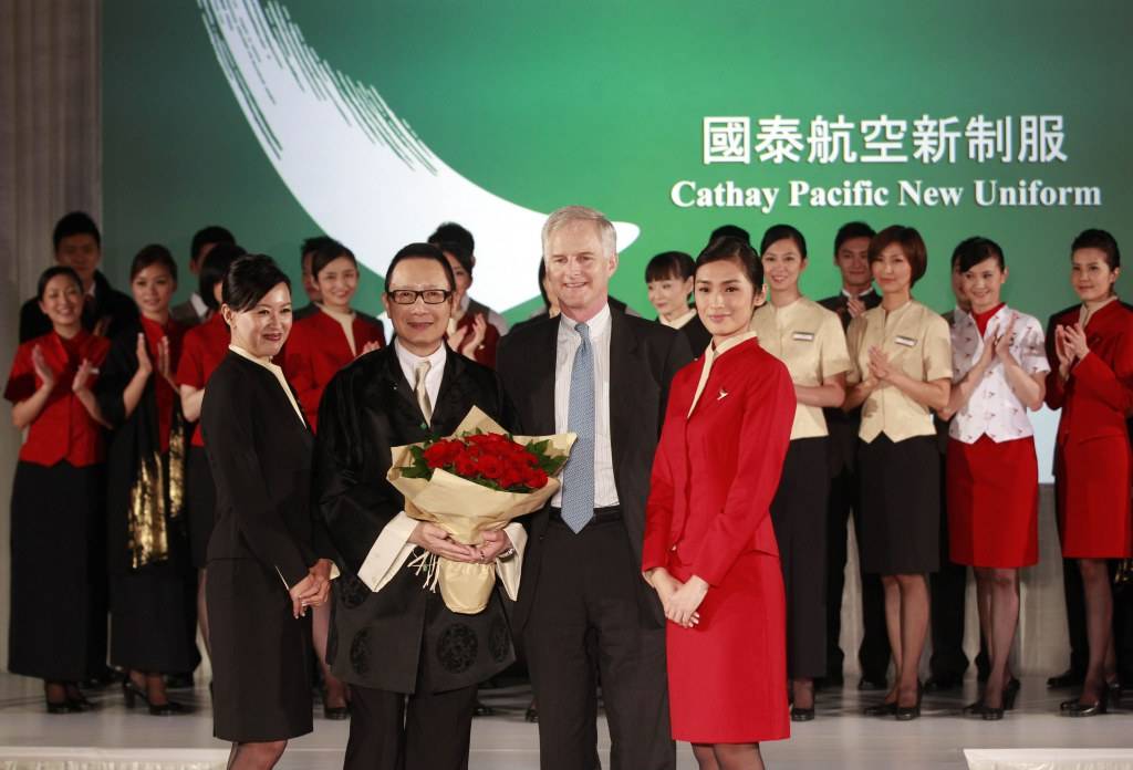 Cathay Pacific สายการบินห้าดาวระดับโลกของฮ่องกง พร้อมชุด uniform สีแดงแจ๊ดสดใส อาจดูเรียบๆแต่ซ่อนเสน่ห์แบบจีนผสมตะวันตกไว้อย่างสมบูรณ์แบบ