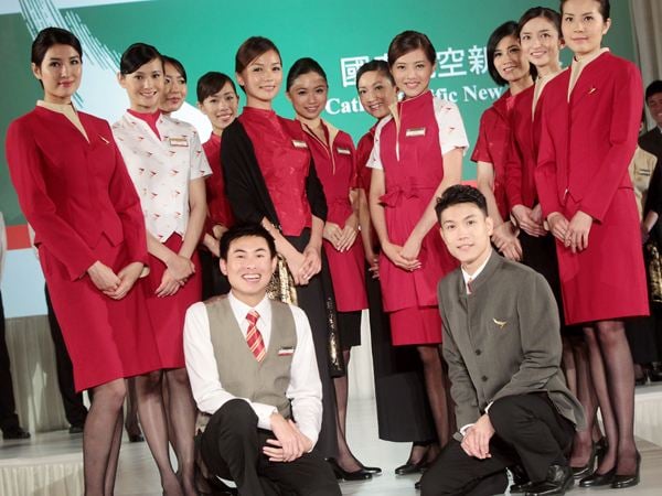 Cathay Pacific สายการบินห้าดาวระดับโลกของฮ่องกง พร้อมชุด uniform สีแดงแจ๊ดสดใส อาจดูเรียบๆแต่ซ่อนเสน่ห์แบบจีนผสมตะวันตกไว้อย่างสมบูรณ์แบบ