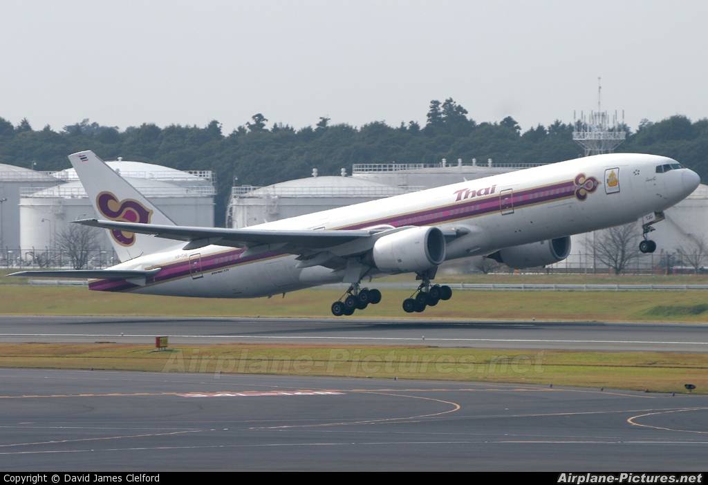 Boeing 777-200 ลายเก่า