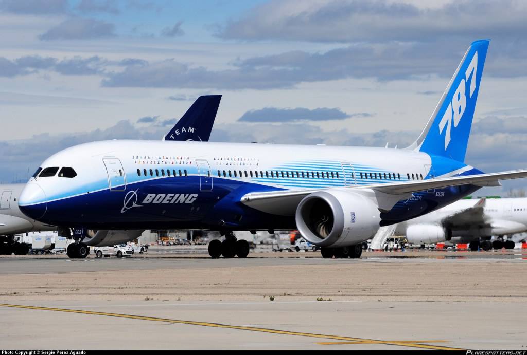 และนี่ค่ะ รุ่นใหม่ล่าสุด Boeing 787-8 dreamliner เรายังไม่มีแต่สั่งซื้อไปแล้ว 6 ลำ รับมอบปีหน้าค่า