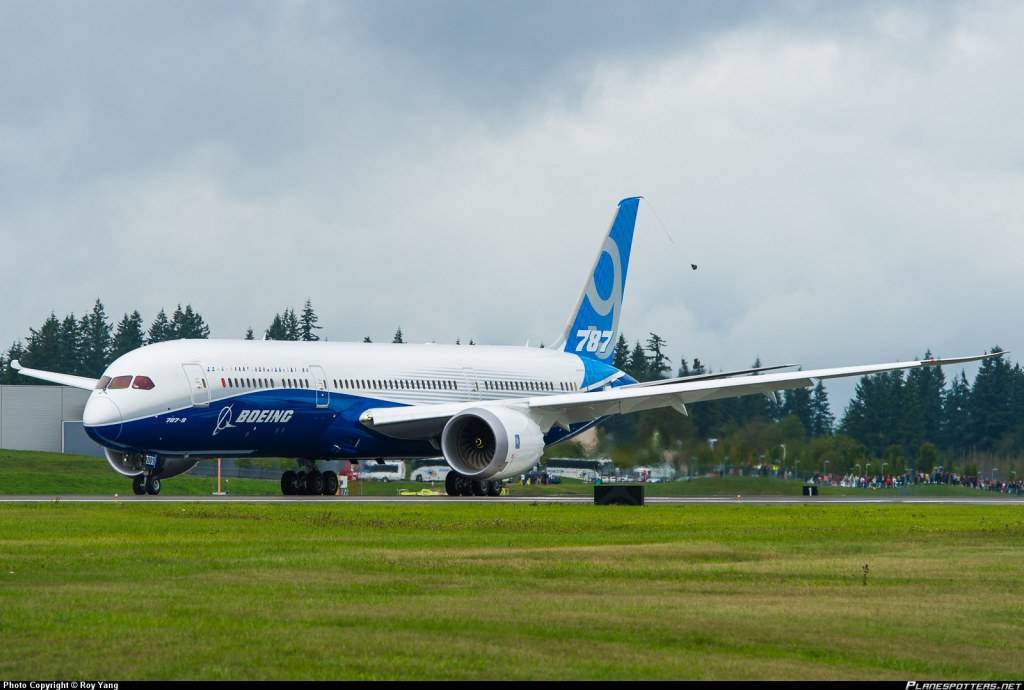 และนี่่ค่ะ รุ่นคล้ายๆกัน Boeing 787-9 dreamliner สั่งไปแล้วอีก 2 ลำ