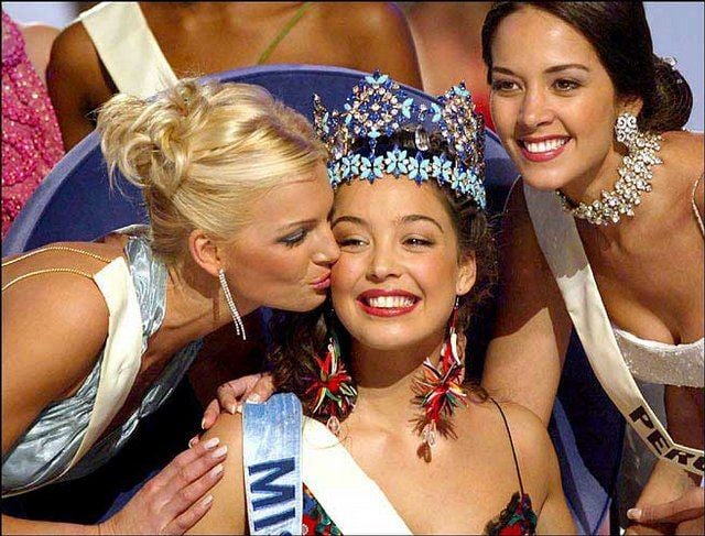 Miss Turkey 2002-Azra Akin