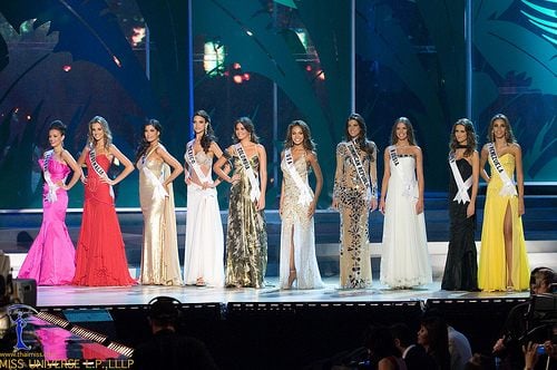 เข้ารอบ Top 10 Miss Universe 2008 (อยู่คนที่ 5 นับจากแถบขวา)