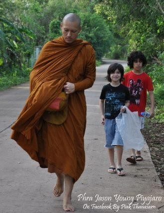 อัพเดตภาพ พระเจสัน ยัง 1.6 ปี ยังคงปฎิบัติธรรมเช่นเดิม