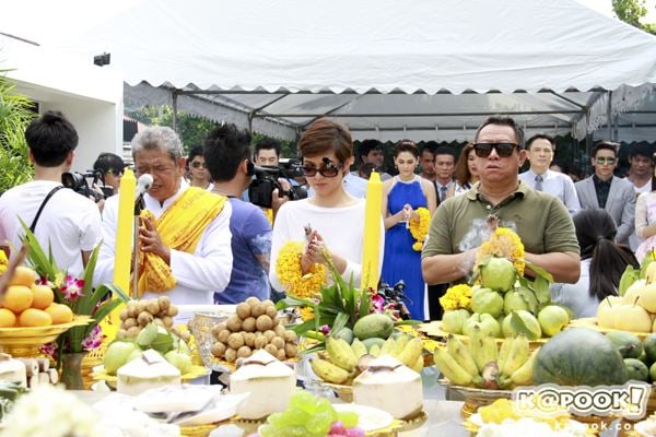 ทรายสีเพลิง บวงสรวงแล้ว ชมพู่ อารยา - มิว นิษฐา เจอ 3 พระเอก