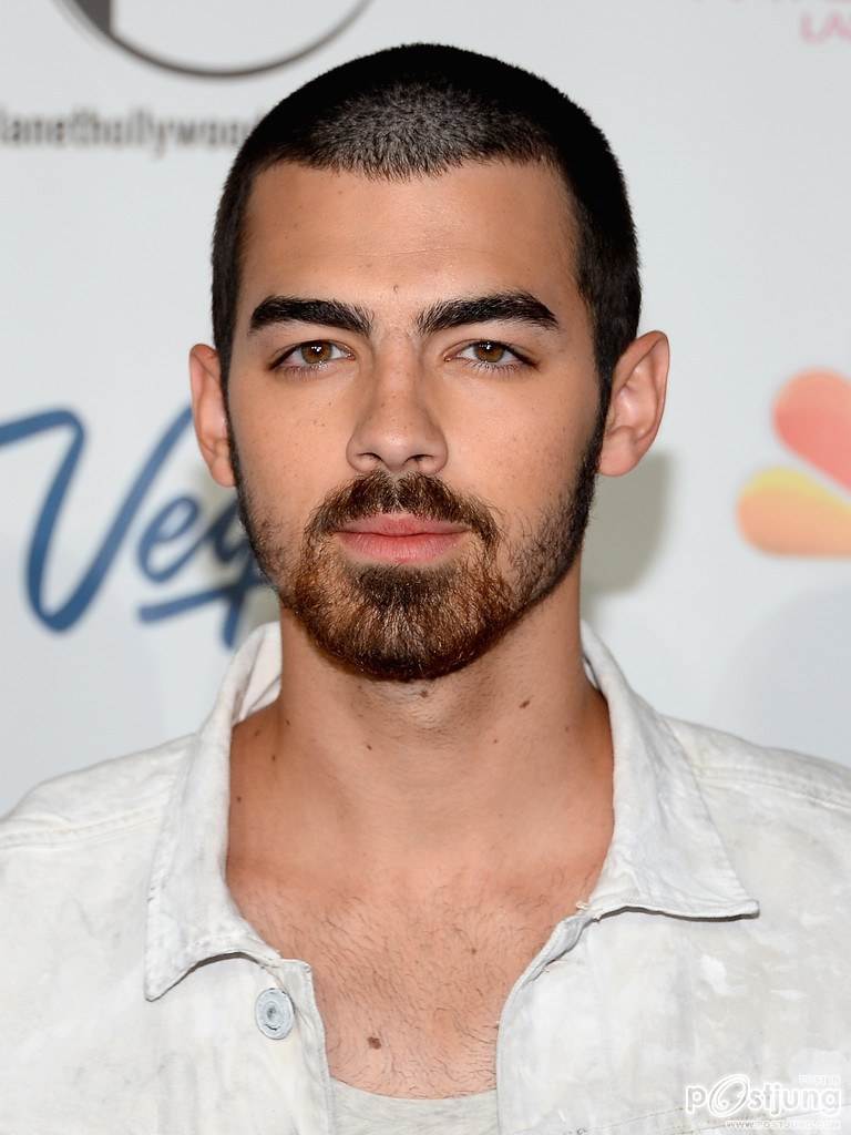 หล่อเท่เข้มหุ่นกำลังดี joe jonas