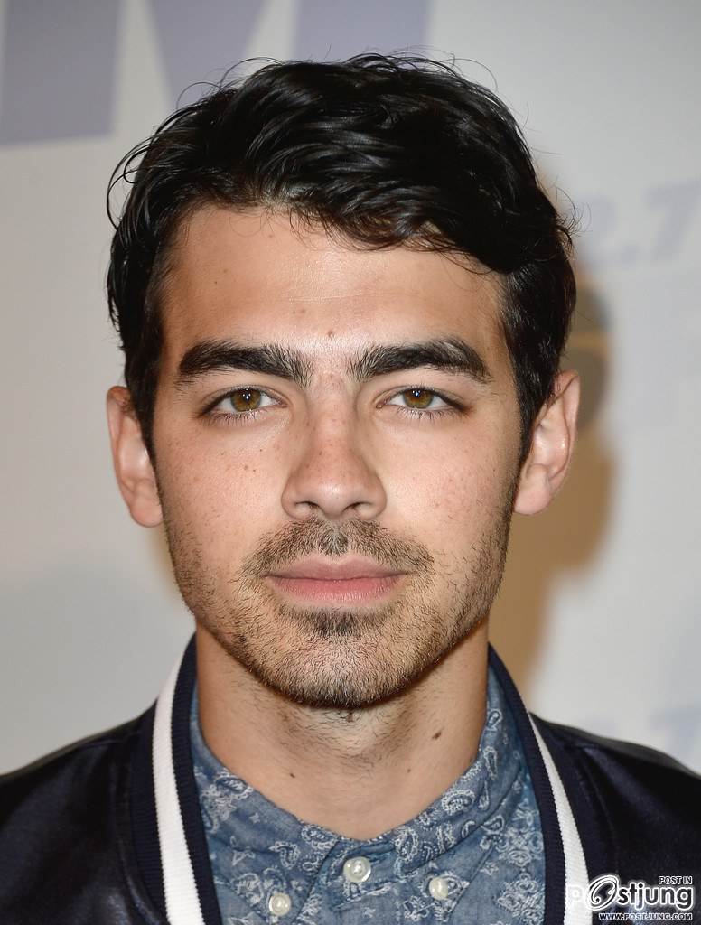 หล่อเท่เข้มหุ่นกำลังดี joe jonas