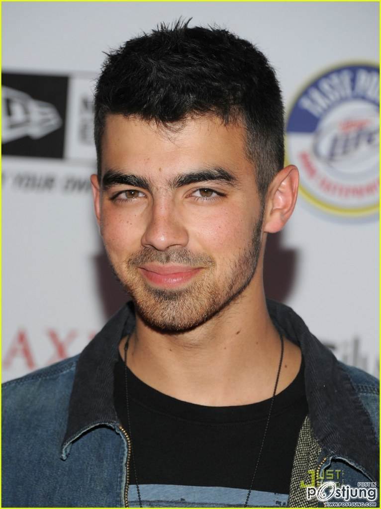 หล่อเท่เข้มหุ่นกำลังดี joe jonas