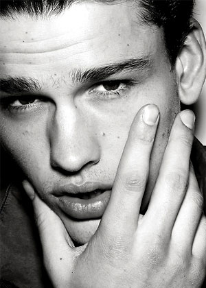 อันดับที่ 3 Simon Nessman - $1.1 M หรือประมาณ 34,604,077 บาท