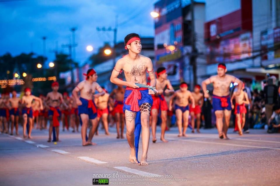 มาส่องภาพหนุ่มสาวงานปราสาทผึ้งสกลนคร(2)