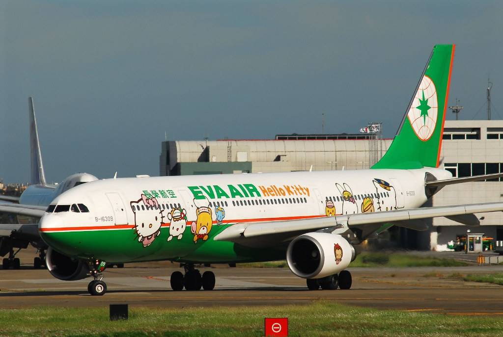 eva air มีเครื่องลายพิเศษ ลายคิตตี้ด้วยจ้า ชุดและการตกแต่งภายในก็จะพิเศษขึ้นอีกนิดหน่อย