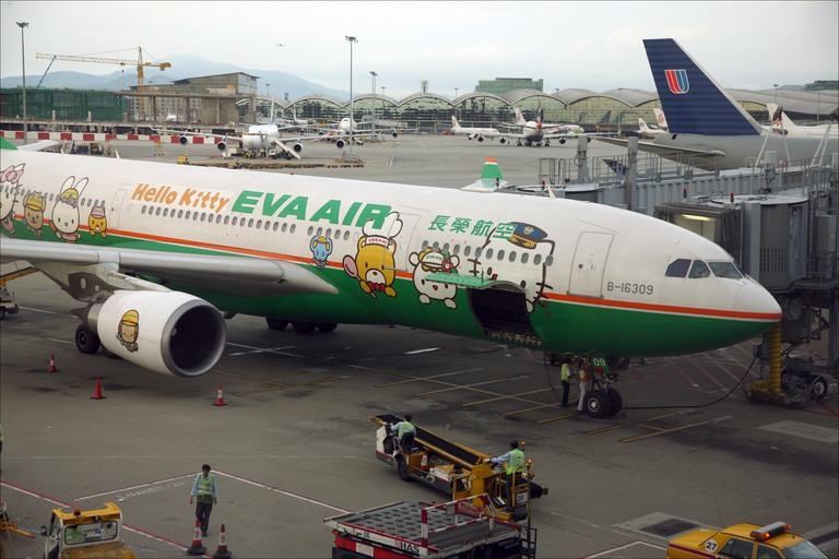 Eva air สายการบินเอกชนใหญ่อันดับสองของไต้หวันแต่ปลอดภัยติดอันดับหกของโลก กับuniformสีเขียวสวยสะอาดตา