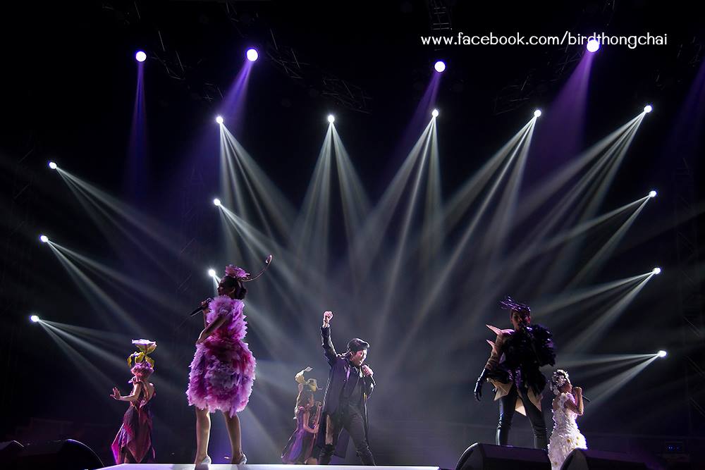 ภาพสวยๆ พี่เบิร์ด กับ 5 สาว ขนนก