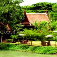 รีสอร์ท เรือนไทยริมน้ำ ล้อมรอบด้วยภูเขาและไม้นานาพันธุ์