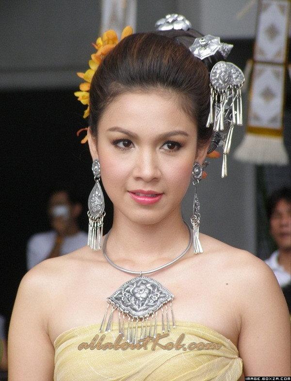 นางเอกแถวหน้าเมืองไทย กับชุดไทย สวยเลอค่า