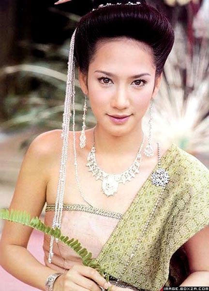 นางเอกแถวหน้าเมืองไทย กับชุดไทย สวยเลอค่า