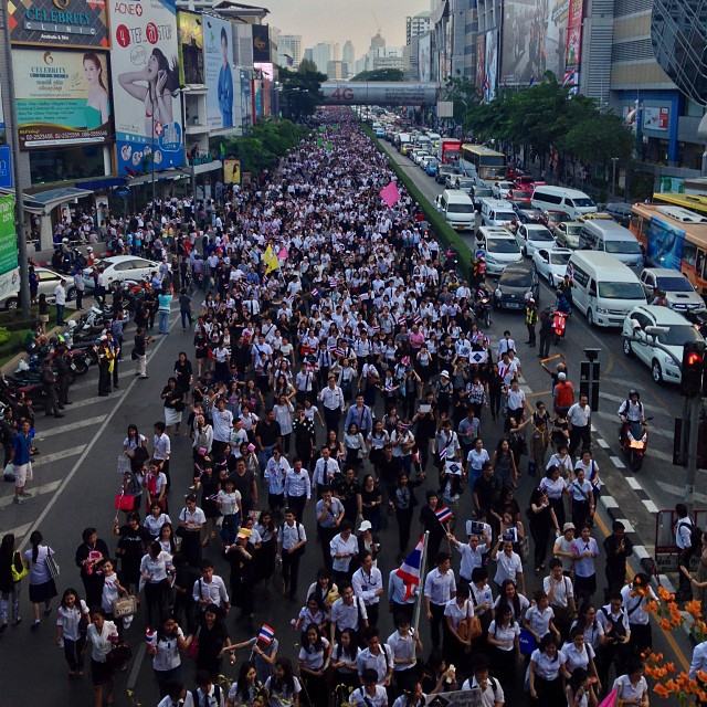 ชาวจุฬามาเดินประท้วงคัดค้านนิรโทษกรรมแล้วคะ THAILAND GO GO !!!!!!!!