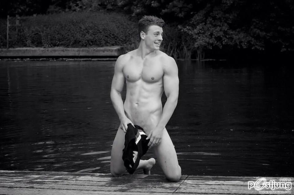 Warwick Rowing’s Men’s Naked Calendar 2014นักศักษาเปลือยเพื่อถ่ายปฏิทินหาเงินช่วยเพศที่ 3