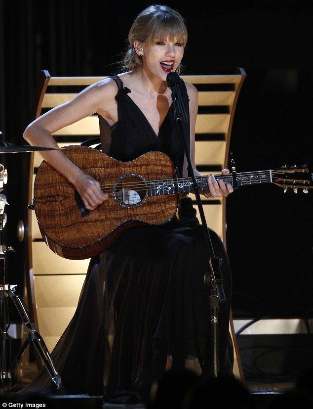 Taylor Swift คว้า 3 รางวัล CMA (Country Music Awards)