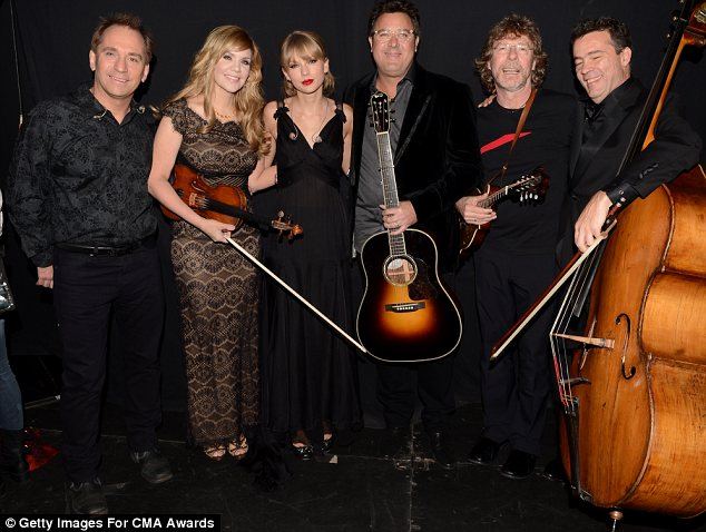 Taylor Swift คว้า 3 รางวัล CMA (Country Music Awards)