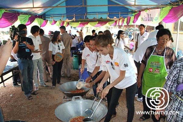 ภาพกิจกรรมดีดีเพื่อสังคม มูลนิธิครอบครัวข่าว 3 ร่วมกับกองทัพเรือ ลงพื้นที่ช่วยเหลือผู้ประสบอุทกภัย