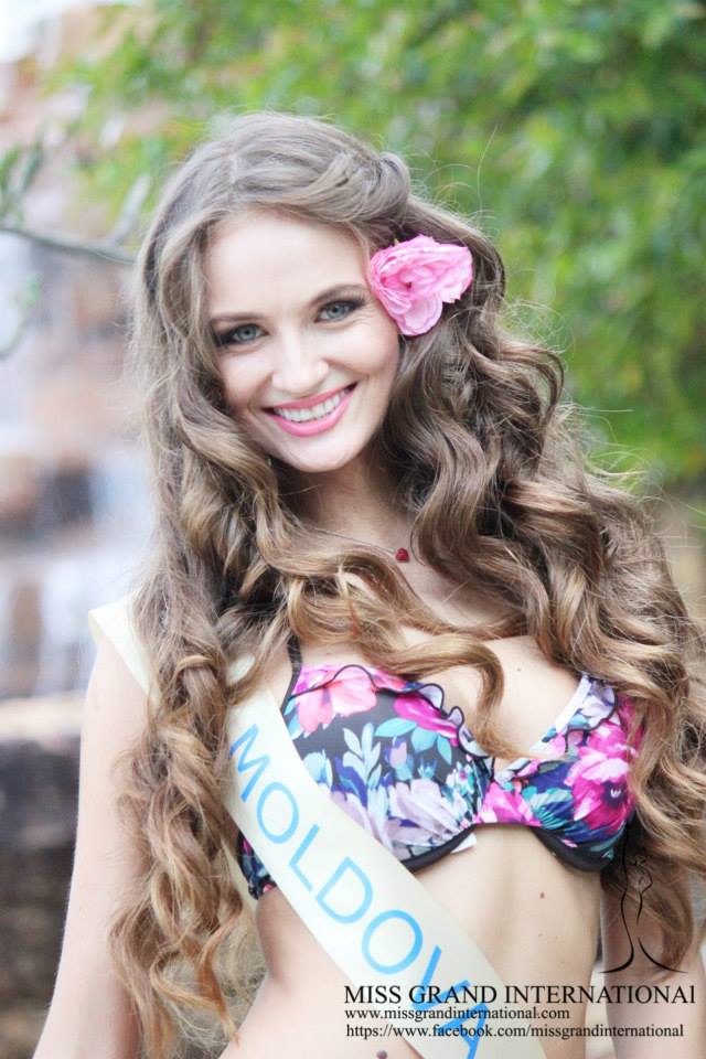 Miss Grand International 2013 in swimsuit