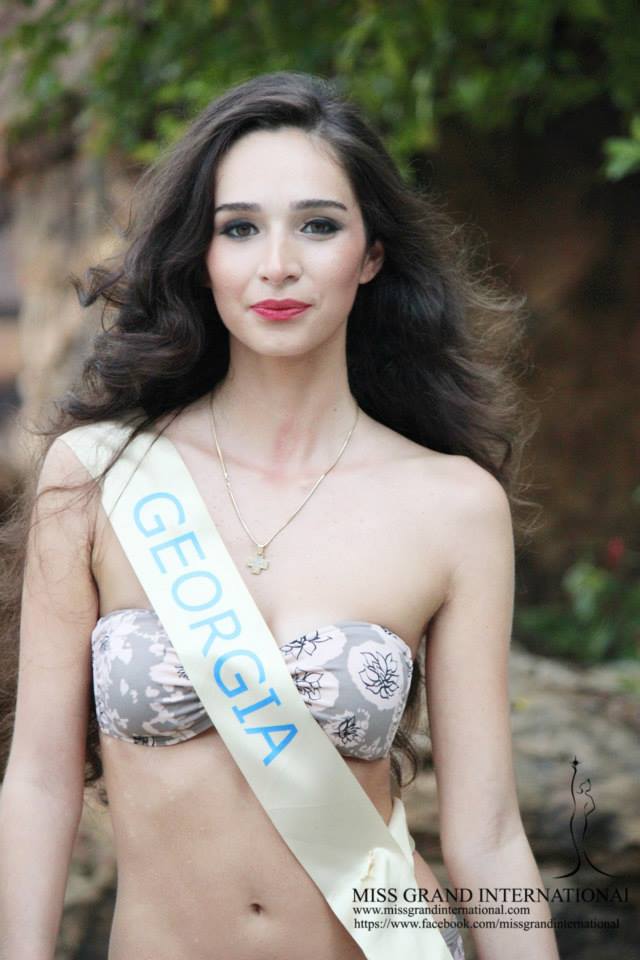 Miss Grand International 2013 in swimsuit