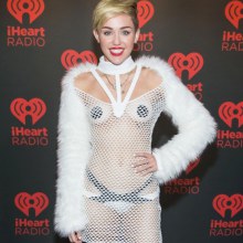 บังเอิญเห็น...งาน iHeartRadio Music Festival ที่ผ่านมา Miley Cyrus นางแต่งตัวอะไรของนาง นับวันนางยิ่งเหมือนคนบ้าขึ้นทุกวันๆๆ!!!