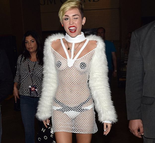 บังเอิญเห็น...งาน iHeartRadio Music Festival ที่ผ่านมา Miley Cyrus นางแต่งตัวอะไรของนาง นับวันนางยิ่งเหมือนคนบ้าขึ้นทุกวันๆๆ!!!