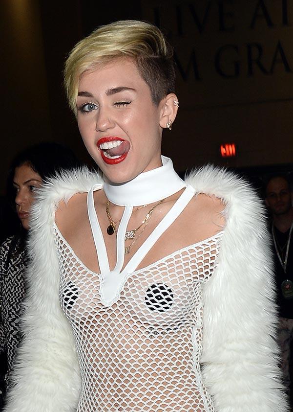 บังเอิญเห็น...งาน iHeartRadio Music Festival ที่ผ่านมา Miley Cyrus นางแต่งตัวอะไรของนาง นับวันนางยิ่งเหมือนคนบ้าขึ้นทุกวันๆๆ!!!