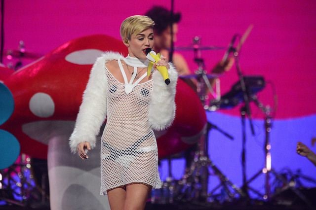 บังเอิญเห็น...งาน iHeartRadio Music Festival ที่ผ่านมา Miley Cyrus นางแต่งตัวอะไรของนาง นับวันนางยิ่งเหมือนคนบ้าขึ้นทุกวันๆๆ!!!