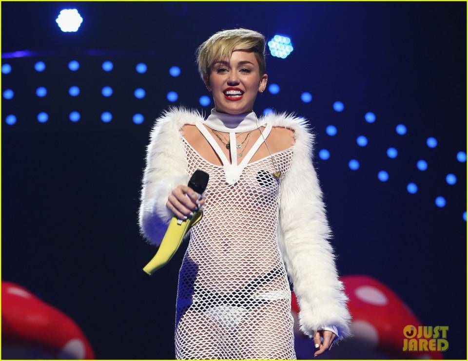 บังเอิญเห็น...งาน iHeartRadio Music Festival ที่ผ่านมา Miley Cyrus นางแต่งตัวอะไรของนาง นับวันนางยิ่งเหมือนคนบ้าขึ้นทุกวันๆๆ!!!