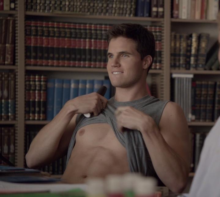 Robbie Amell