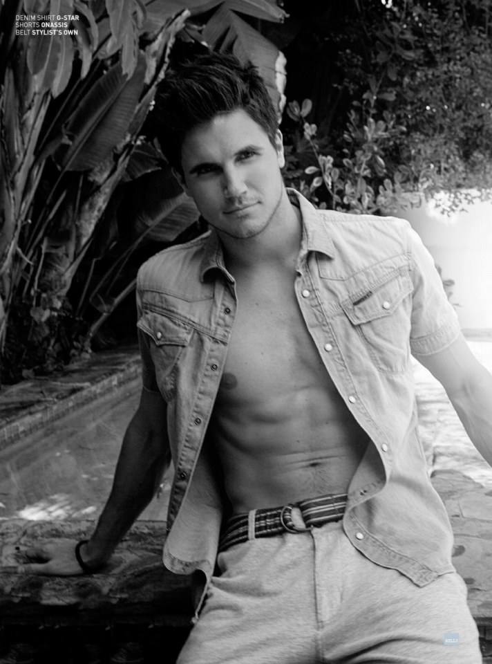 Robbie Amell