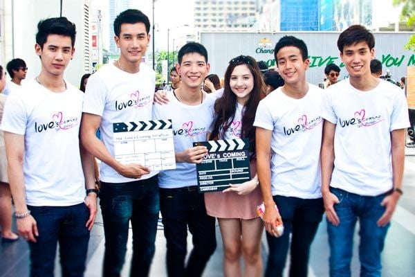 ภาพบรรยากาศ งานบวงสรวงเปิดกล้องภาพยนตร์รักวัยรุ่น "Love’s Coming ใช่รักหรือเปล่า"