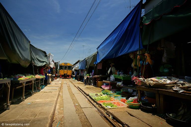 ตลาดร่มหุบเมืองแม่กลอง